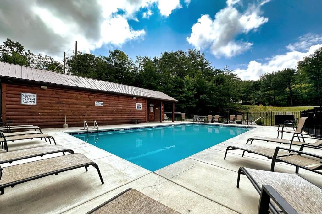 New Luxury Cabin With Stunning Mountainviews,Hottub, Firepit, Fireplace,2 Kingbeds, 2 Covereddecks,Bbqgrill, Shuffleboard And Pool Access Sevierville Exterior foto