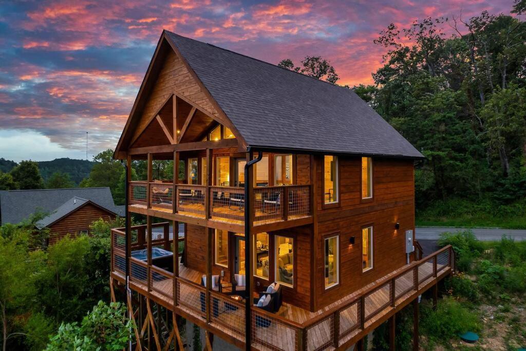 New Luxury Cabin With Stunning Mountainviews,Hottub, Firepit, Fireplace,2 Kingbeds, 2 Covereddecks,Bbqgrill, Shuffleboard And Pool Access Sevierville Exterior foto