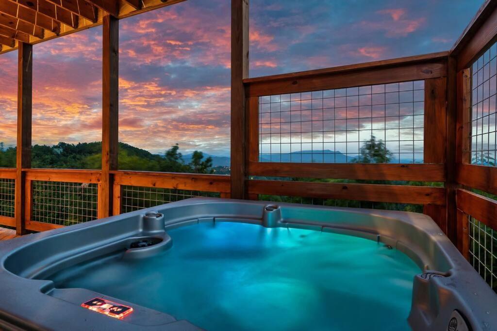 New Luxury Cabin With Stunning Mountainviews,Hottub, Firepit, Fireplace,2 Kingbeds, 2 Covereddecks,Bbqgrill, Shuffleboard And Pool Access Sevierville Exterior foto
