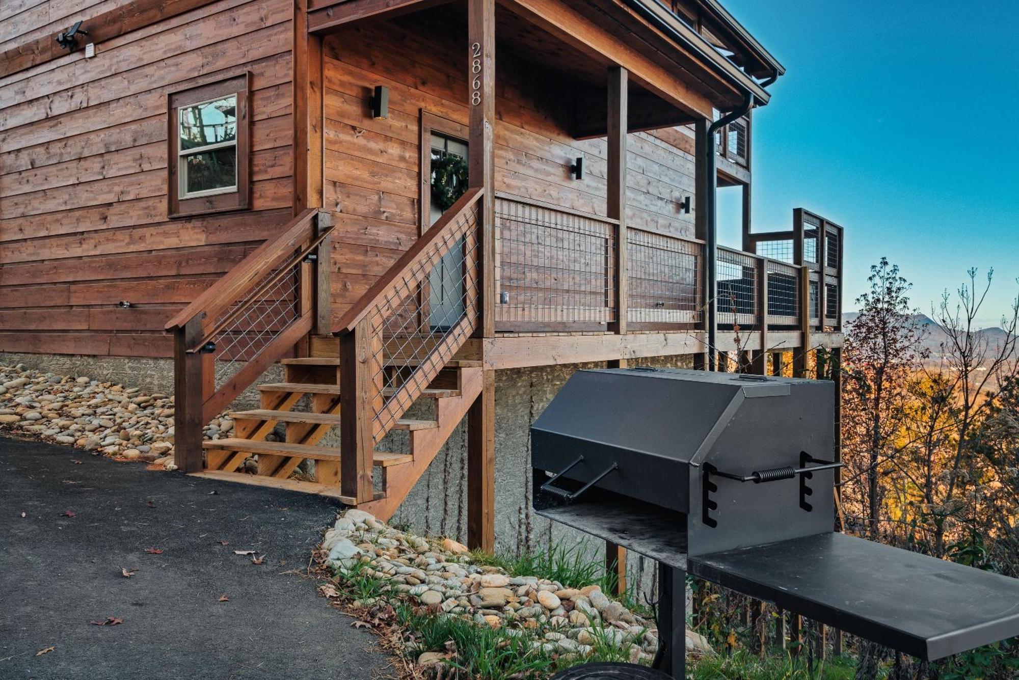 New Luxury Cabin With Stunning Mountainviews,Hottub, Firepit, Fireplace,2 Kingbeds, 2 Covereddecks,Bbqgrill, Shuffleboard And Pool Access Sevierville Exterior foto